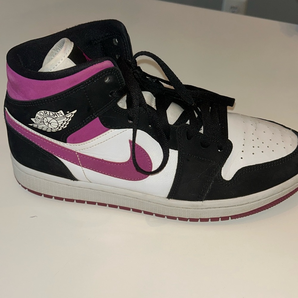 Air Jordan 1 | Color : purple, black, white. Women’s size 9.5